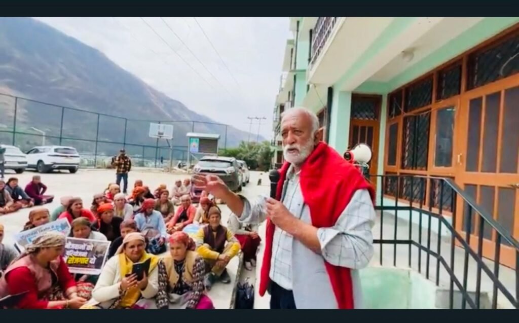 Rampur Bushahr: एलएचपी प्रभावित किसानों ने बायल में किया प्रदर्शन