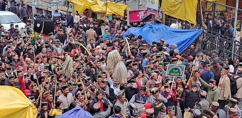 Rampur Bushahr : राजदरबार में गूंजे देव वाद्ययंत्र, रामपुर में फाग मेले का शुभारंभ