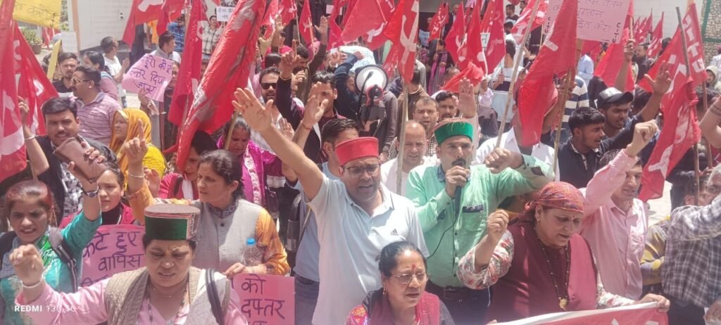 Fight for Rights : एसजेवीएन मुख्यालय पर ठेका मजदूरों का हल्ला बोल, ग्रेच्युटी और बीमा की मांग उठाई