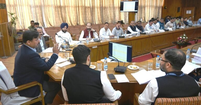 Shimla: शिक्षा ऋण को प्राथमिकता दें: उपायुक्त ने जिला स्तरीय बैंक सलाहकार समिति की बैठक में दिए निर्देश