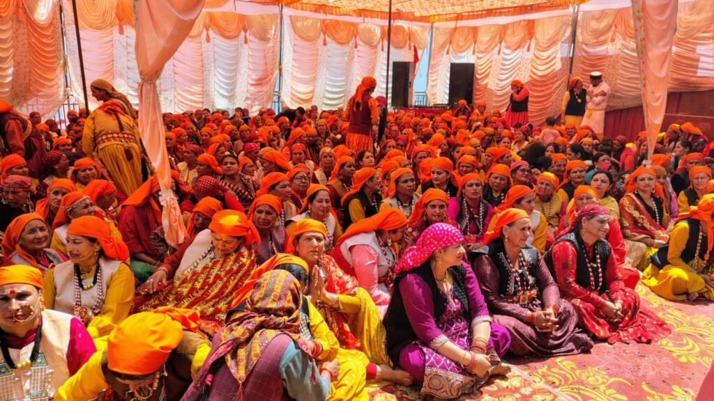 Rampur Bushahr: लालसा में चार ठहरियों में पारंपरिक उल्लास के साथ मनाई परशुराम जयंती