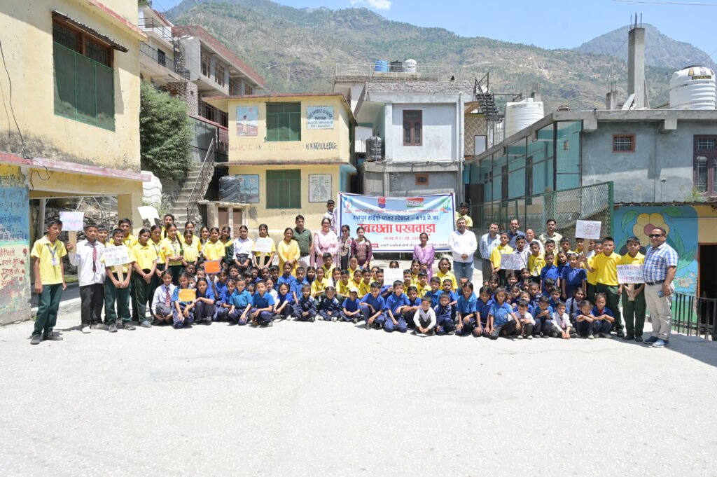 Rampur Bushahr: स्वच्छता के प्रति जन-जागरूकता: रामपुर परियोजना द्वारा स्वच्छता रैली का आयोजन