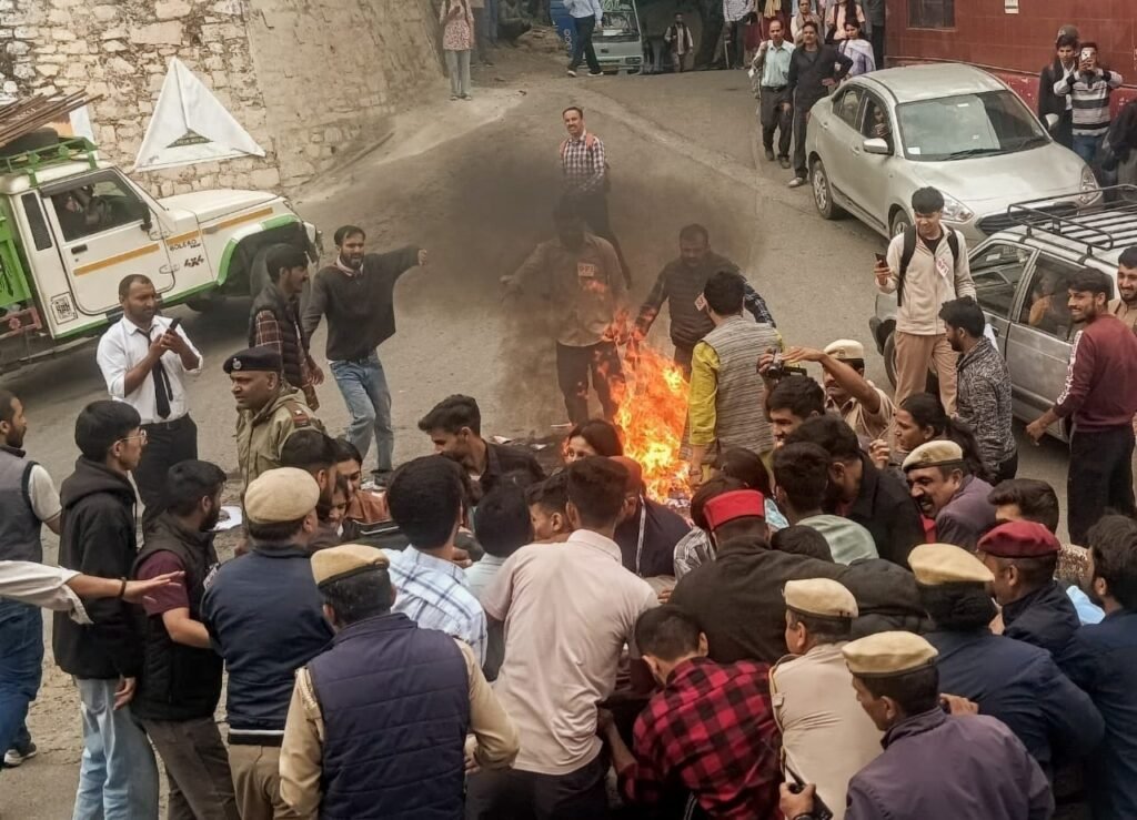 HPU News : बस किराया वृद्धि के खिलाफ सड़क पर उतरी एसएफआई, किया चक्का जाम