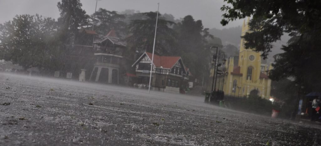 Shimla : हिमाचल में भारी बारिश और ओलावृष्टि, चंबा में बुजुर्ग की मौत