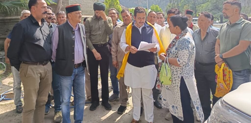 Rampur Bushahr: रामपुर में लोक निर्माण मन्त्री विक्रमादित्य सिंह ने सुनी जनसमस्याएं