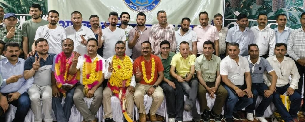 Mandi: हिमाचल प्रदेश स्कूल प्रवक्ता संघ के नए अध्यक्ष बने अजय नेगी, सुंदरनगर में संपन्न हुए चुनाव