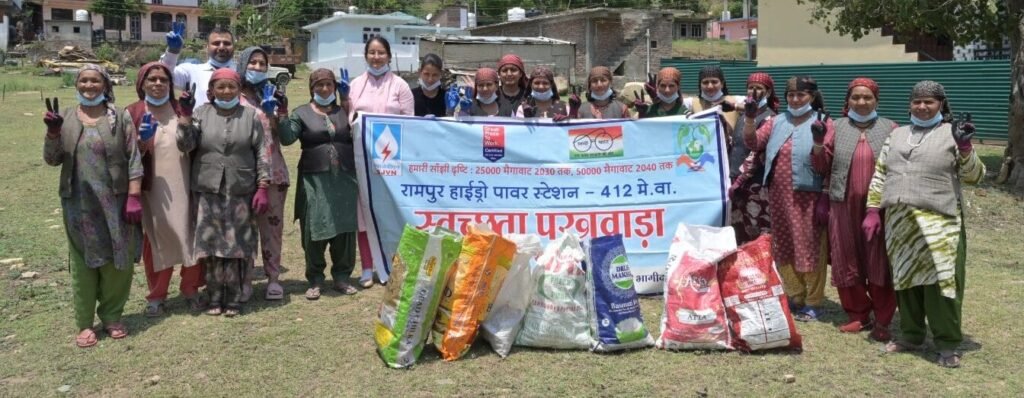 Rampur Bushahr: रामपुर परियोजना द्वारा अवेरी गाँव में स्वच्छता अभियान का आयोजन