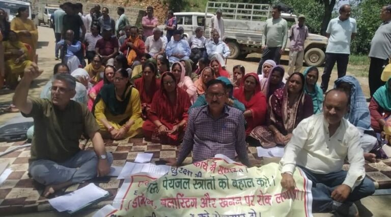 Mandi: चोलथरा में एनएच निर्माण की अनियमितताओं के खिलाफ सड़कों पर उतरे लोग, लिखित समझौते के बाद समाप्त हुआ धरना