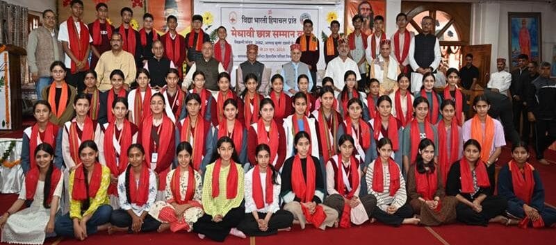 Shimla: राज्यपाल ने विद्या मंदिर के मेधावी विद्यार्थियों को सम्मानित किया