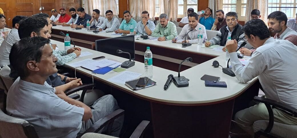 Rampur Bushahr: सेब सीजन को लेकर प्रशासन सक्रिय: ट्रक ऑपरेटरों ने उठाईं समस्याएं, विभागों को दिए निर्देश