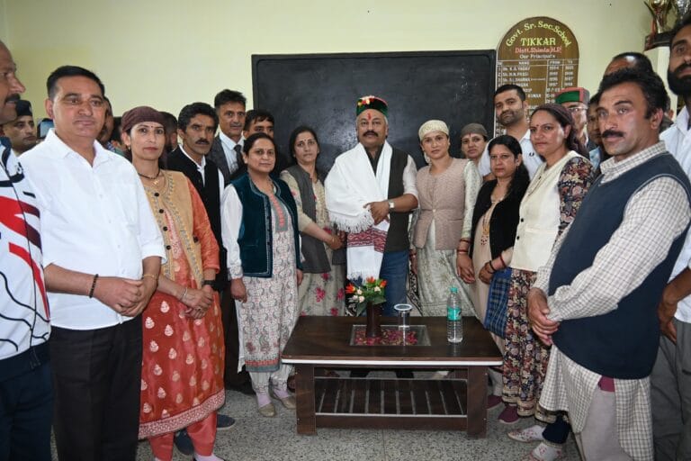 Tikkar: नावर क्षेत्र में सड़कों का बिछाया जा रहा मजबूत जाल : रोहित ठाकुर