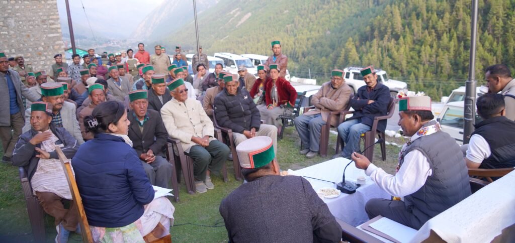 Kinnaur: राजस्व मंत्री ने किया छितकुल के नित्थल थाच का दौरा, सेना व ग्रामीणों से की चर्चा