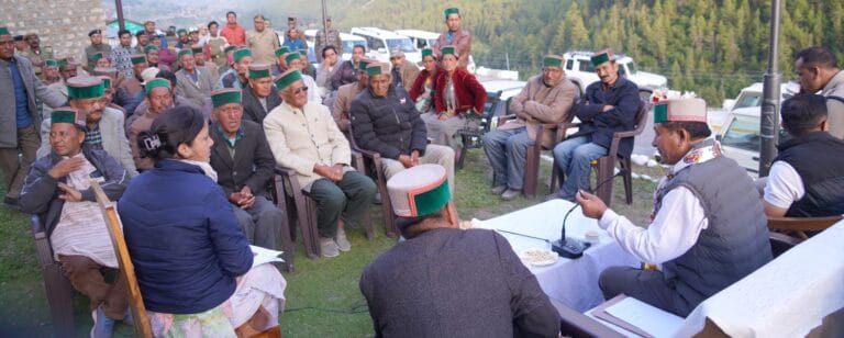 Kinnaur: राजस्व मंत्री ने किया छितकुल के नित्थल थाच का दौरा, सेना व ग्रामीणों से की चर्चा