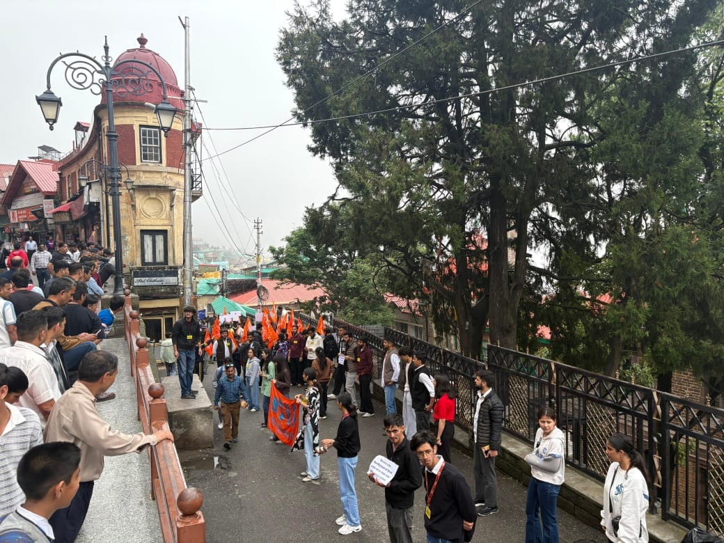 Shimla: जनजातीय छात्रा पर हमले के विरोध में ABVP का प्रदर्शन, दोषियों पर कार्रवाई की मांग
