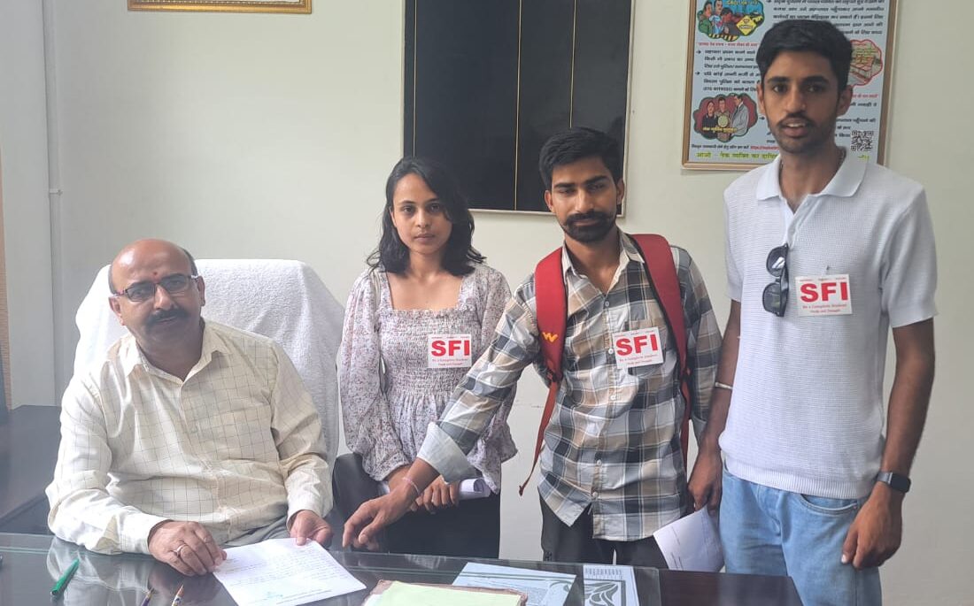 Rampur Bushahr: रामपुर बस स्टैंड में सुविधाओं की बदहाली को लेकर RTO को सौंपा ज्ञापन