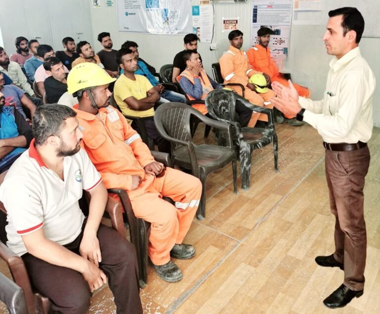 Kinnaur: तिडोंग हाइड्रोपावर प्रोजेक्ट में श्रमिकों के लिए जागरूकता शिविर का आयोजन