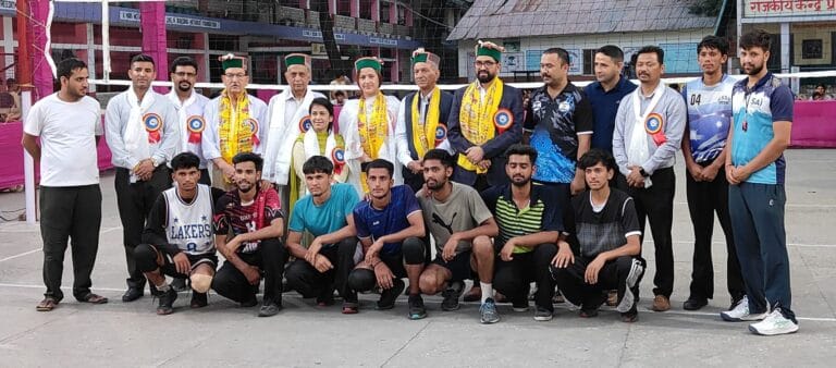 Rampur Bushahr: रानी रतन कुमारी मेमोरियल स्पोर्ट्स क्लब नोगली द्वारा चार दिवसीय वॉलीबॉल प्रतियोगिता का भव्य शुभारंभ