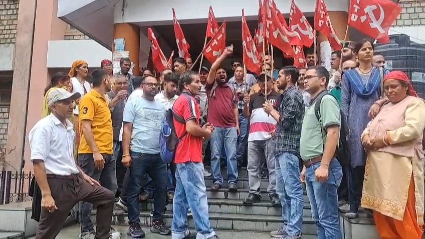 Rampur Bushahr: रामपुर में मजदूर यूनियन का हल्ला बोल: श्रमिक कल्याण बोर्ड कार्यालय का किया घेराव