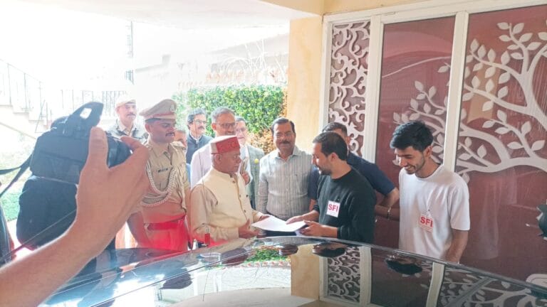 shimla: एसएफआई ने राज्यपाल को सौंपा ज्ञापन, छात्र संघ चुनाव की बहाली और विश्वविद्यालय में सुधार की उठाई मांग