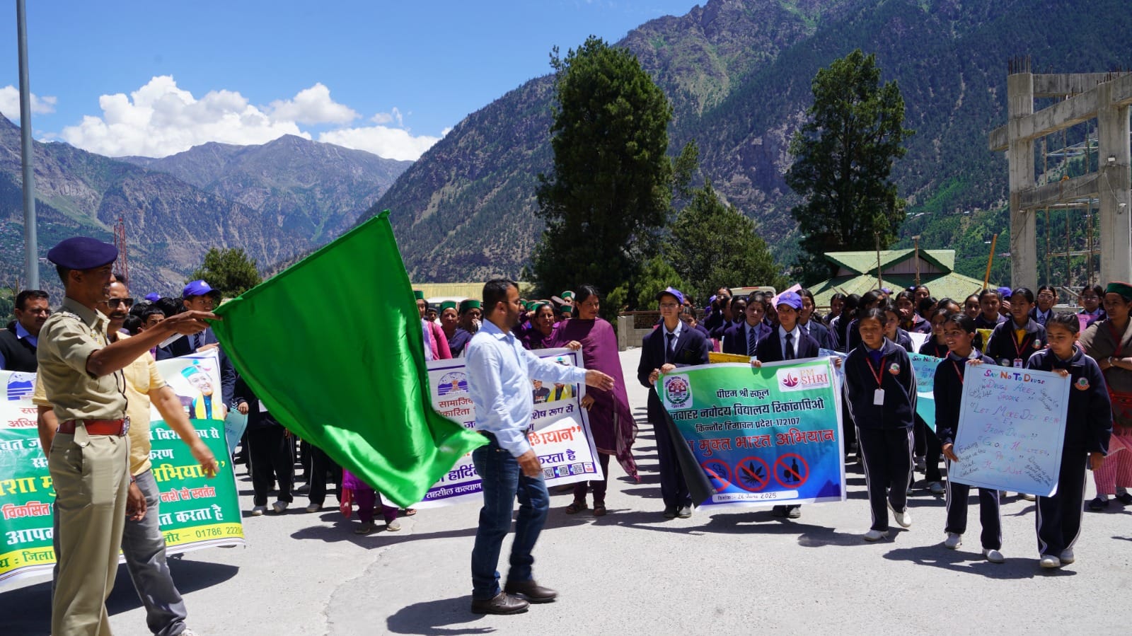 Kinnaur: अंतर्राष्ट्रीय नशा निषेध दिवस पर जागरूकता रैली आयोजित, पुलिस अधीक्षक ने दिखाई हरी झंडी