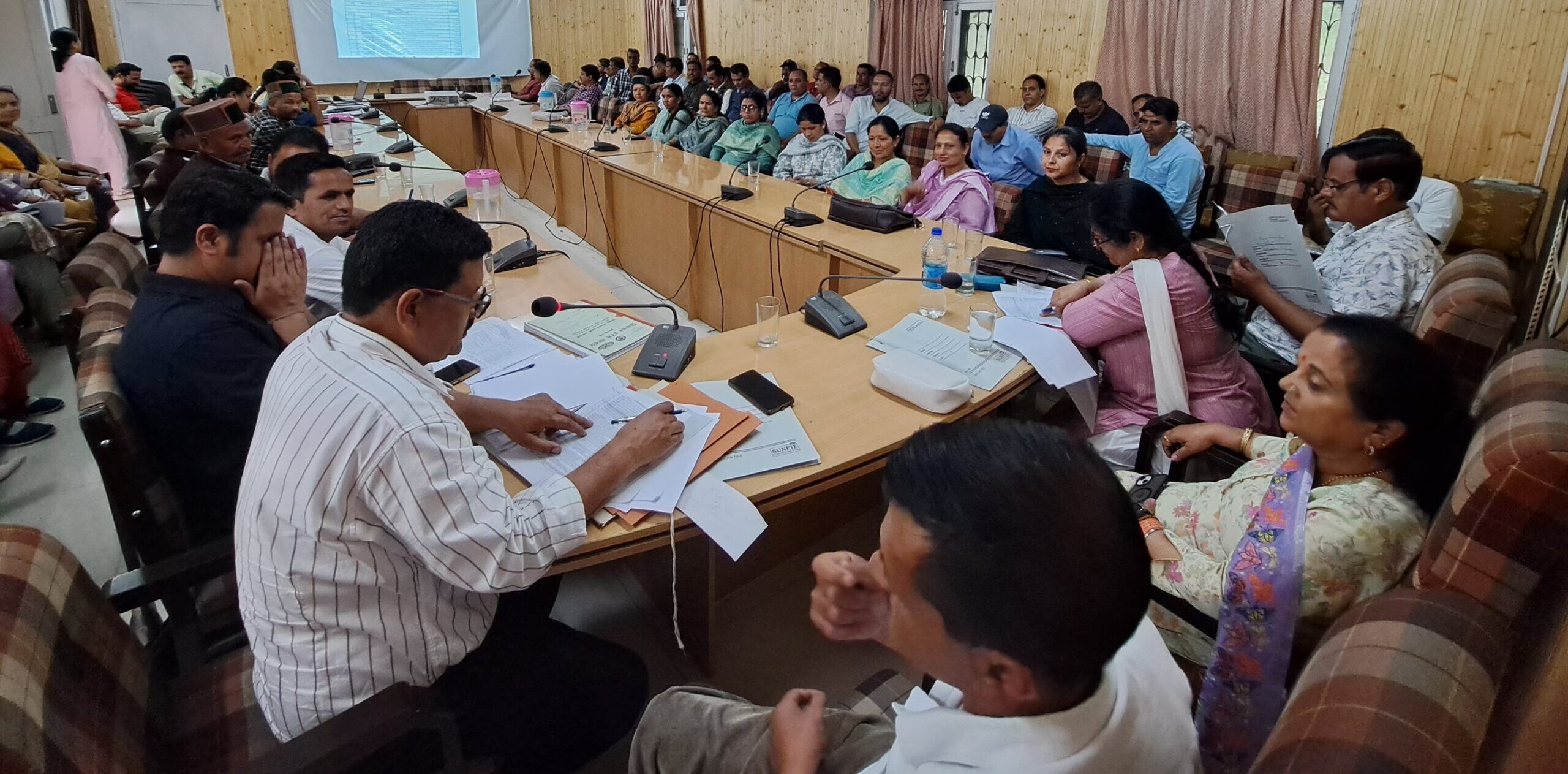 Rampur Bushahr: जिला परिषद फंड खर्च में लापरवाही पर जिप अध्यक्ष ने जताई नाराजगी