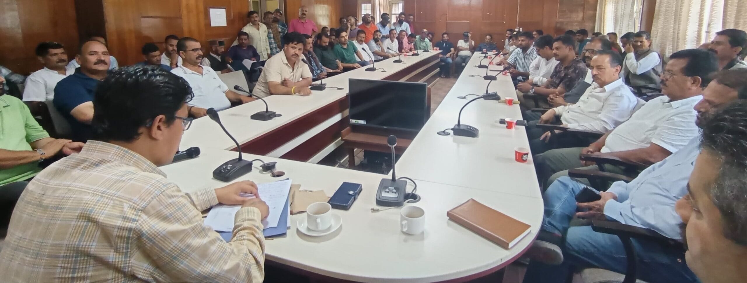 Rampur Bushahr: सेब सीजन को लेकर रामपुर में हंगामेदार बैठक – किराया तय, पर्ची व डाले को लेकर बागवान-ट्रांसपोर्टरों में टकराव