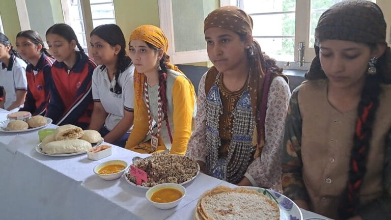 Rampur Bushahr: एक भारत श्रेष्ठ भारत के अंतर्गत राजकीय कन्या विद्यालय रामपुर में भाषाई सांस्कृतिक उत्सव का आयोजन