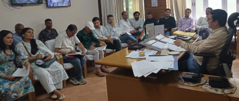 Rampur Bushahr: लुहरी परियोजना प्रभावित क्षेत्रों के नुकसान की रिपोर्ट जल्द तैयार करने के निर्देश