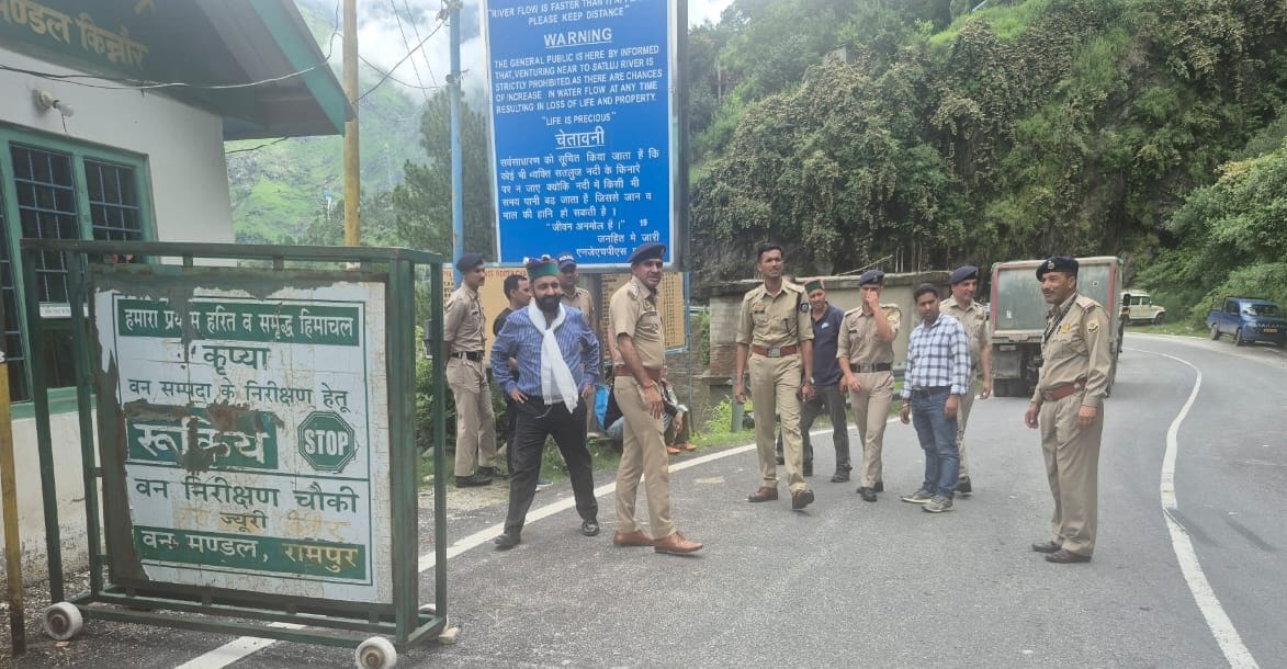 Kinnaur: सेब सीज़न पूर्व तैयारियाँ: उपायुक्त व पुलिस अधीक्षक ने किया किन्नौर के मुख्य संपर्क मार्गों का निरीक्षण