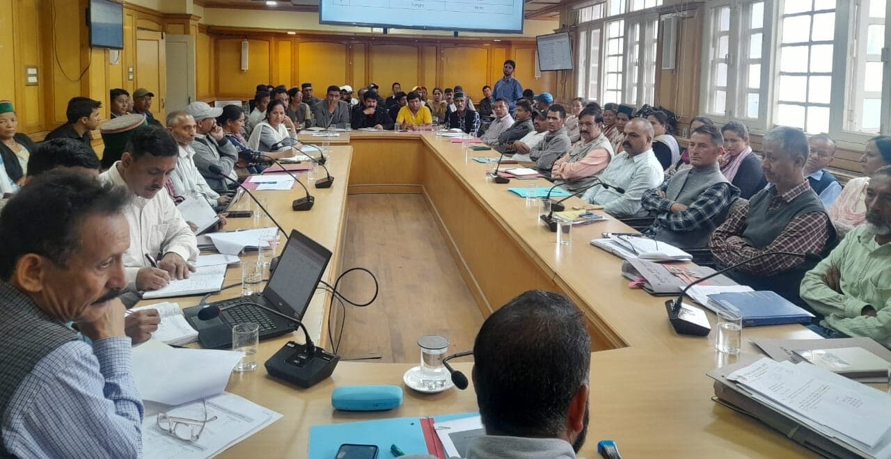 Kinnaur: जिला विकास योजनाओं की समीक्षा बैठक सम्पन्न, उपायुक्त ने दिए समयबद्ध कार्यों के निर्देश