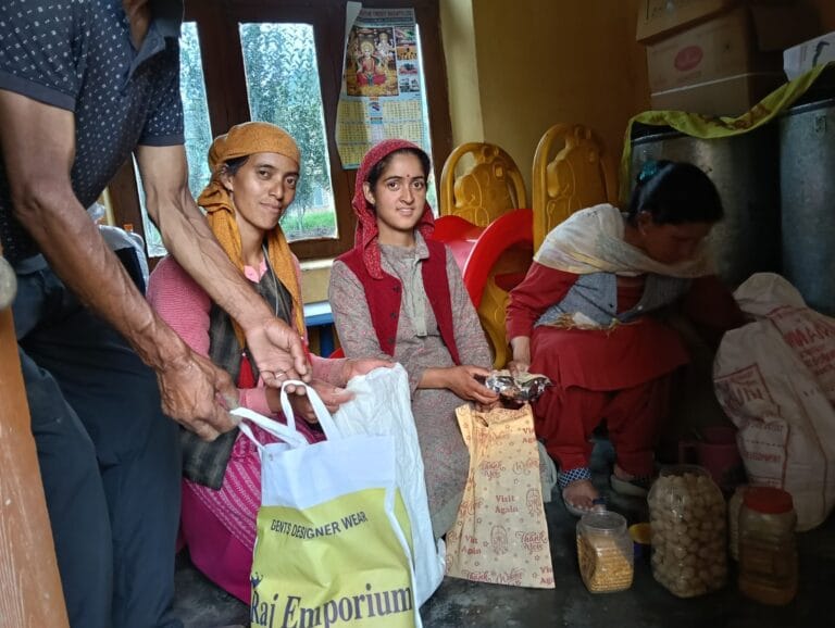Mandi: प्राकृतिक आपदा में आंगनबाड़ी कार्यकर्ताओं की साहसिक भूमिका: घर-घर पहुँचाया पोषणयुक्त राशन