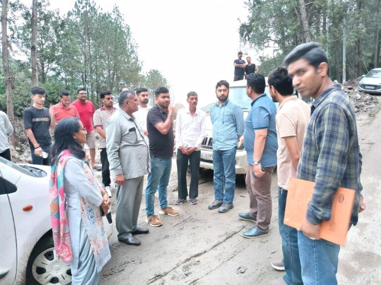Mandi: करसोग में आपदा राहत कार्य युद्धस्तर पर जारी: उपायुक्त अपूर्व देवगन ने प्रभावित क्षेत्रों का किया दौरा