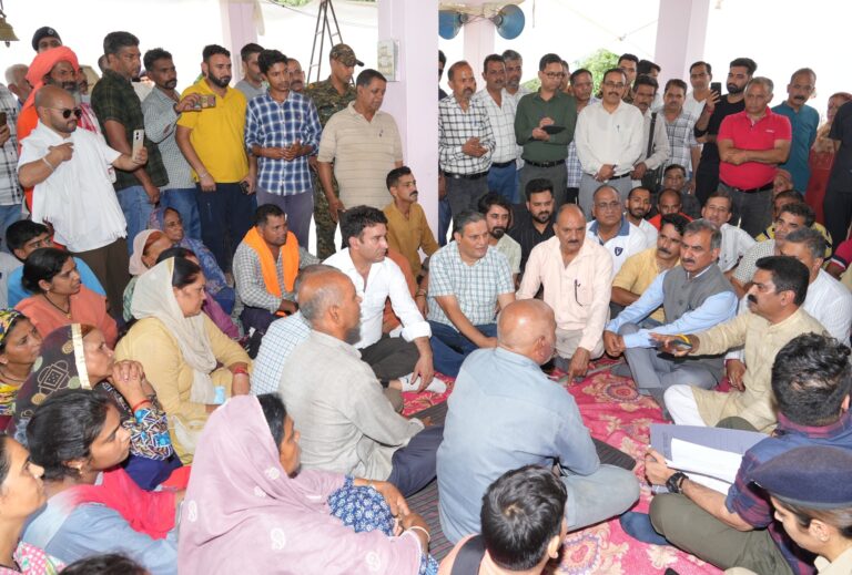 Mandi: प्राकृतिक आपदा से जूझ रहे स्याठी गांव पहुंचे मुख्यमंत्री, 1.70 लाख की त्वरित राहत