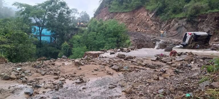 हिमाचल में बादल फटने से तबाही; मंडी में 4 की मौत, 16 लापता, ब्यास नदी उफान पर