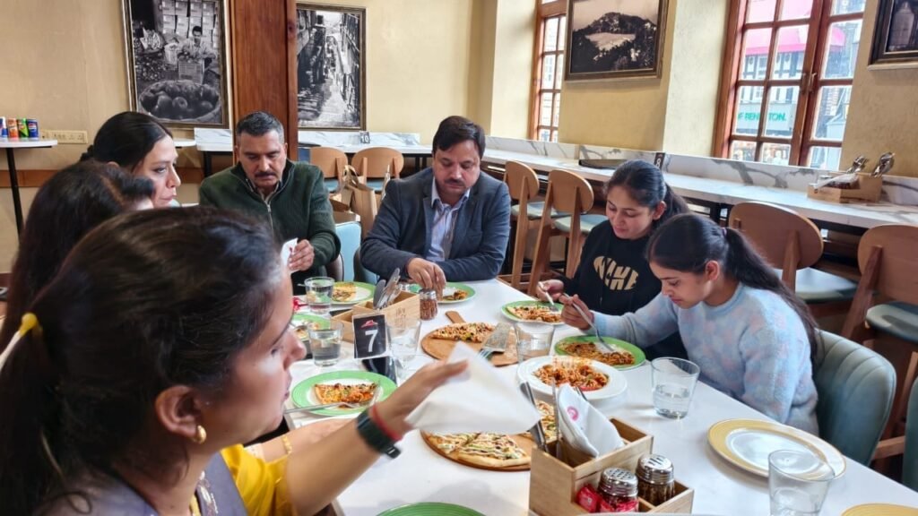 Shimla: मेरिट में आने पर चिल्ड्रन ऑफ स्टेट ने की मॉल रोड़ की सैर, बच्चियों को पसंदीदा उपहार देकर किया सम्मानित