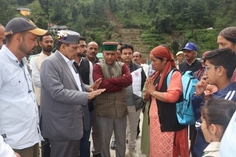 Mandi: राहत कार्यों की समीक्षा: स्वास्थ्य मंत्री डॉ. शांडिल ने सराज क्षेत्र में प्रभावितों से की मुलाकात, हरसंभव मदद का भरोसा