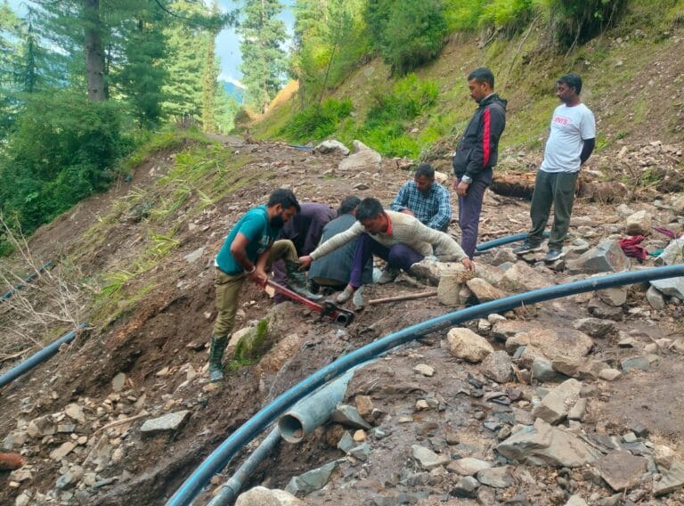 Mandi: थुनाग में राहत कार्य तेज़: 189 जल योजनाएं बहाल, 10 सड़कें पूरी तरह खुलीं – एसडीएम