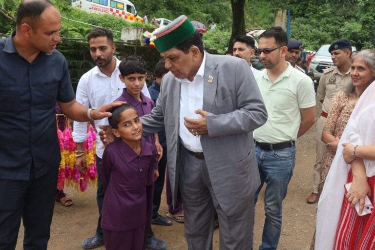 Mandi: डॉ. (कर्नल) धनीराम शांडिल ने सरकाघाट के बाल गृह का किया दौरा, बच्चों के समग्र विकास के लिए सरकार की प्रतिबद्धता दोहराई