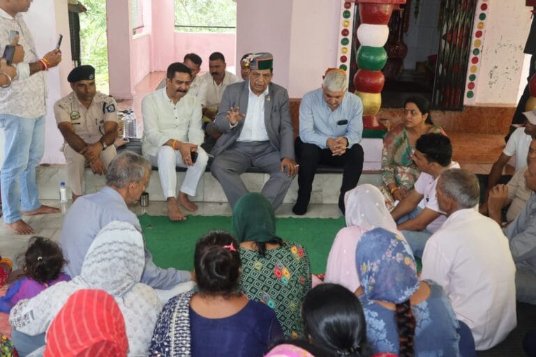 Mandi: धर्मपुर दौरे पर स्वास्थ्य मंत्री शांडिल: आपदा प्रभावितों को मिलेगा सात लाख तक मुआवजा, स्वास्थ्य सुविधाओं का भी होगा विस्तार