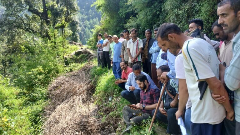 Mandi: आपदा प्रभावित गांवों में राहत कार्यों का जायजा लेने सुराह व खुनागी पैदल पहुंचे उपायुक्त अपूर्व देवगन
