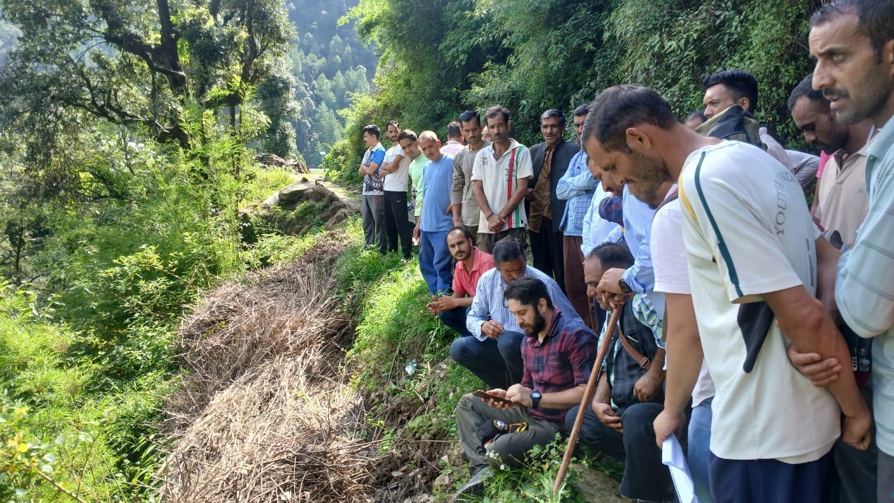 Mandi: आपदा प्रभावित गांवों में राहत कार्यों का जायजा लेने सुराह व खुनागी पैदल पहुंचे उपायुक्त अपूर्व देवगन
