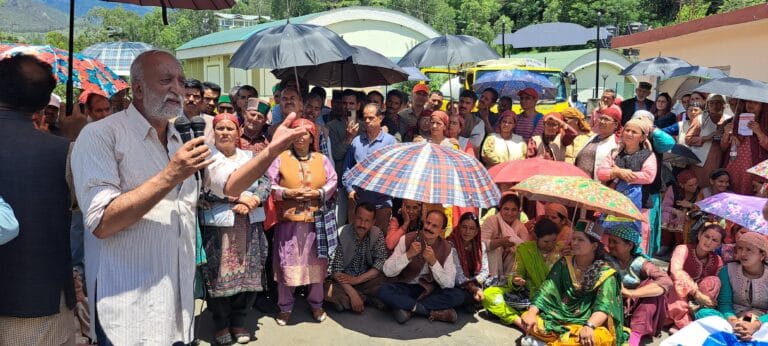 Rampur Bushahr: दूध के उचित दाम और समय पर भुगतान को लेकर दुग्ध उत्पादकों का प्रदर्शन