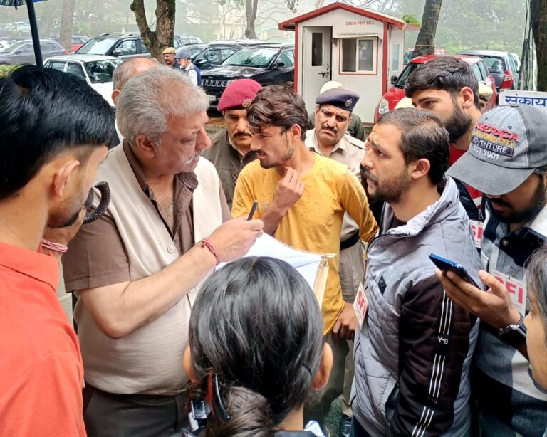 Rampur Bushahr: एचपीयू में छात्र हितों की आवाज बुलंद: एसएफआई ने ईसी मेंबर्स को सौंपा ज्ञापन, आंदोलन की चेतावनी
