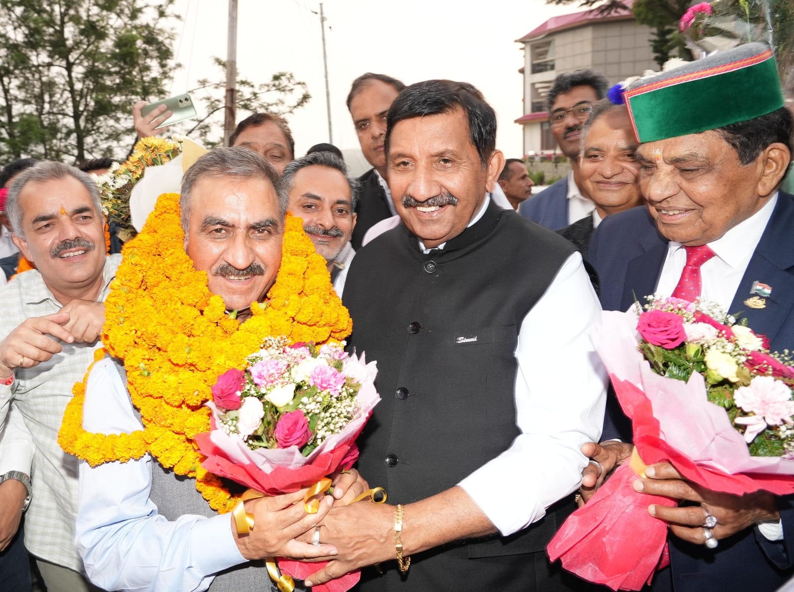 Solan: हिमाचल को ग्रीन एनर्जी स्टेट बनाने की दिशा में बड़ा कदम: मुख्यमंत्री ने 24 वोल्वो बसों को दिखाई हरी झंडी