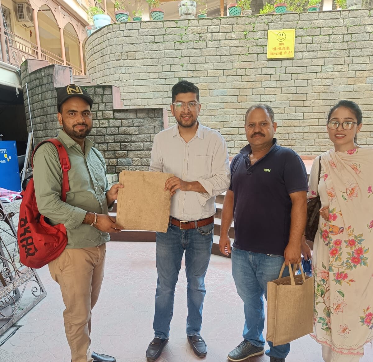 Rampur Bushahr: अंतरराष्ट्रीय प्लास्टिक मुक्त दिवस पर रामपुर में बांटे गए जूट बैग