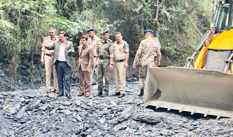Shimla: ठियोग में उपायुक्त ने किया आपदा प्रबंधन का जायजा, 24×7 तैनाती के आदेश