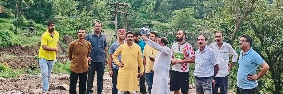 Mandi: आपदा प्रभावितों के साथ विधायक चंद्रशेखर: घर-घर जाकर बांटा दुःख-दर्द, दिलाया मदद का भरोसा