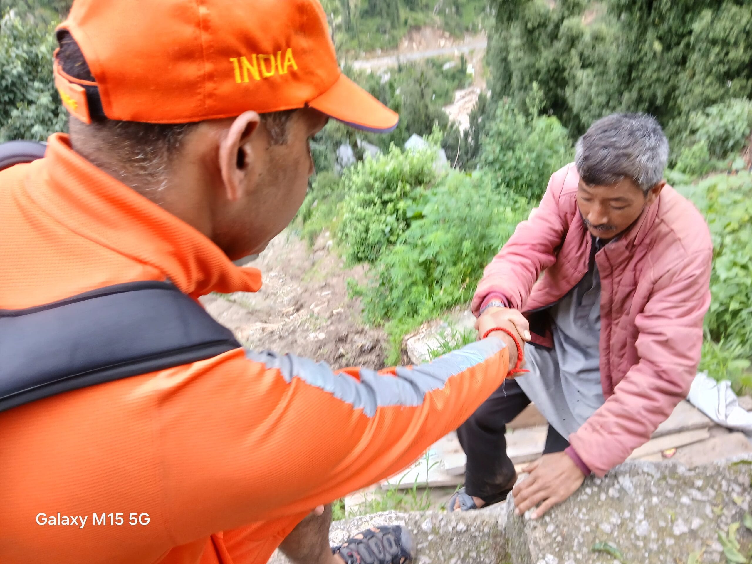 Mandi: थुनाग आपदा राहत: पीठ पर लादकर पहुंचाया गया राशन, 65 ग्रामीणों का सफल बचाव