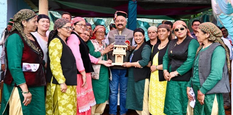Jubbal: शिक्षा मंत्री ने गलछू-कोठू-गारली सड़क का किया उद्घाटन, जुब्बल क्षेत्र को दी विकास की सौगात