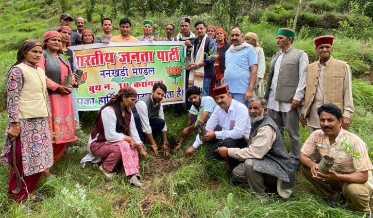 Rampur Bushahr: भाजपा मंडल ननखड़ी ने ‘एक पेड़ मां के नाम’ के तहत करांगला में किया पौधरोपण